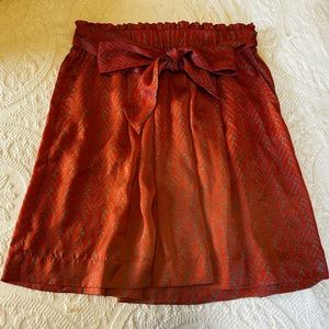 Flowy skirt with pockets and a tie.